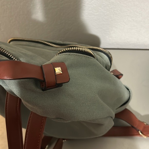 Back Pack - Picture 3 of 5